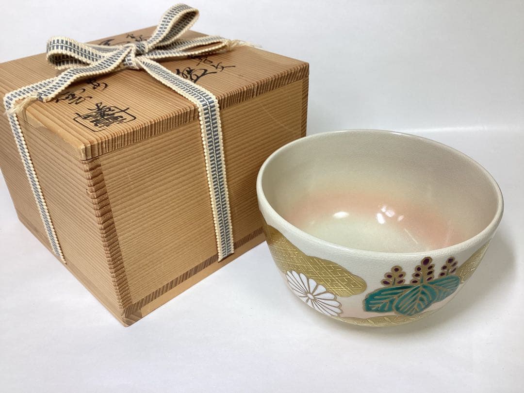 Kiku-Kiri Tea Bowl by Hashimoto Shiun — Overglaze Enamels, Chrysanthemum & Paulownia, Signed Box