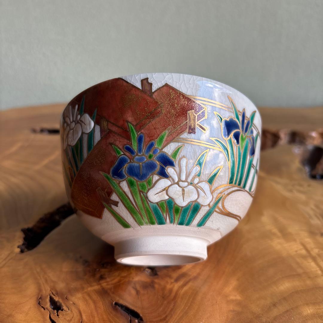 Ninsei-Style Iroe Kakitsubata Matcha Bowl by Hashimoto Kisen — Kyoto Overglaze Enamels, Yatsuhashi Iris Motif, Signed Wooden Box