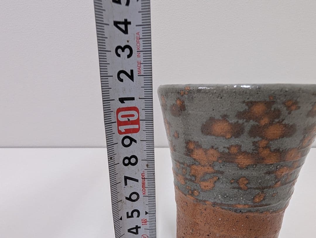 Totoya-de Sake Cup by Nawa Hosho — Karatsu-Style Iron Clay with Mottled Gray Glaze, Signed Box