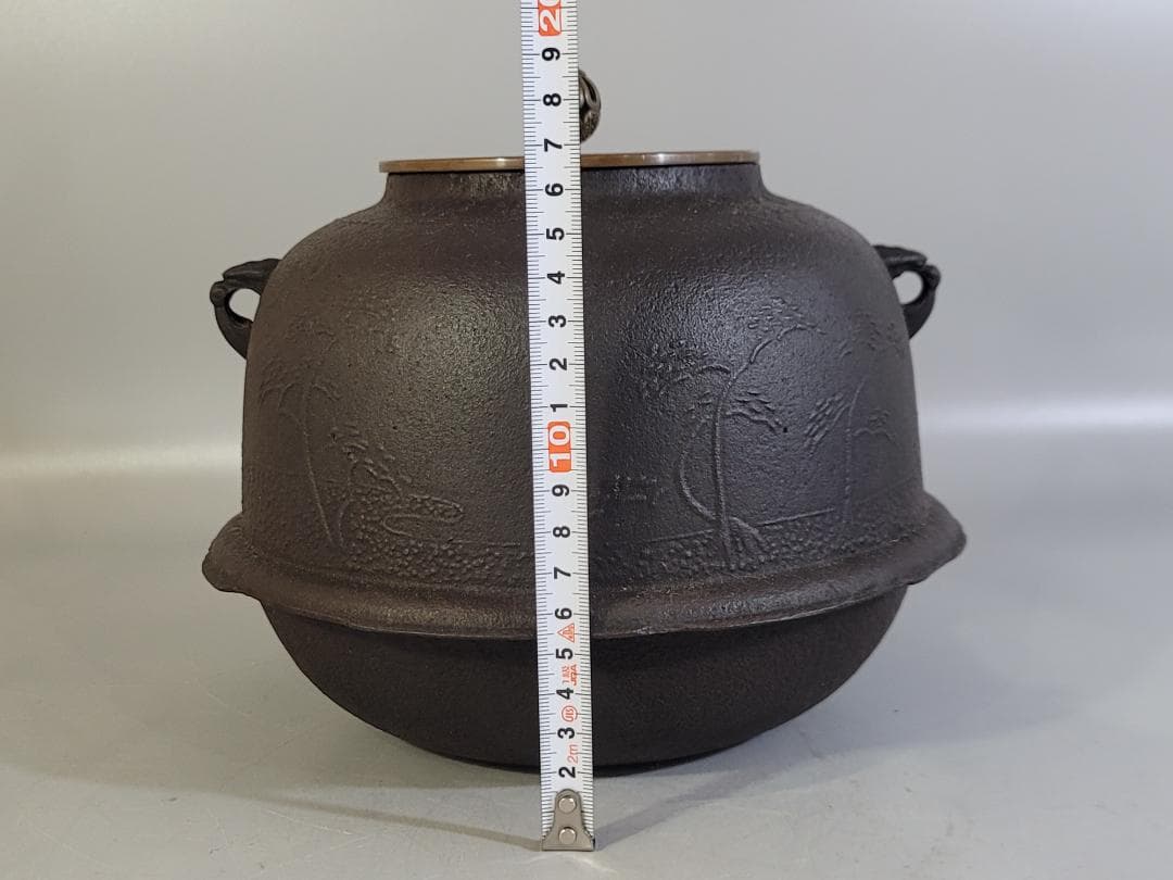 Shinnari Cast Iron Tea Kettle – Pine Landscape Relief – Masamitsu – Lotus Finial Bronze Lid – Japan
