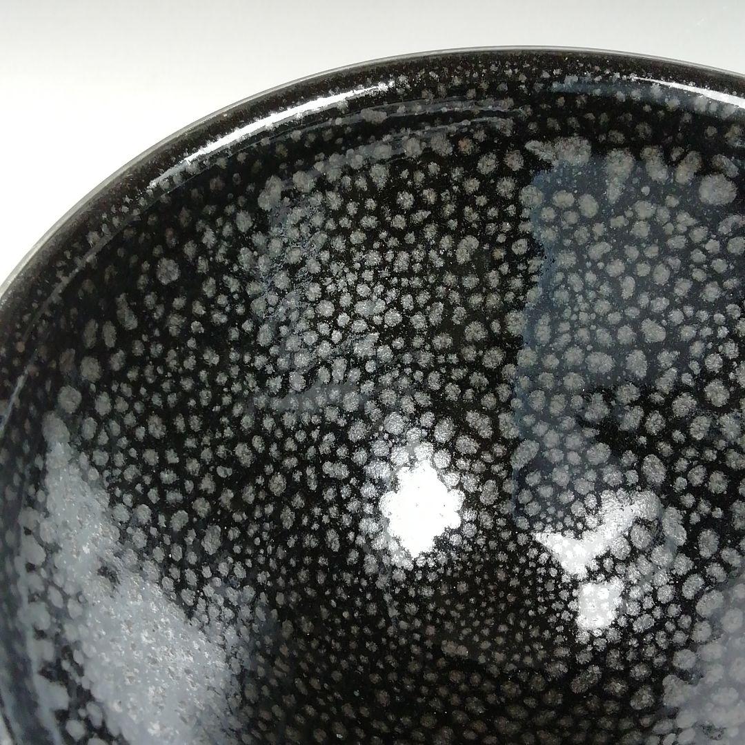 Koie Tsuyoshi Yuteki Tenmoku Chawan — Silver Oil-Spot Tea Bowl with Silver Fukurin Rim & Signed Tomobako