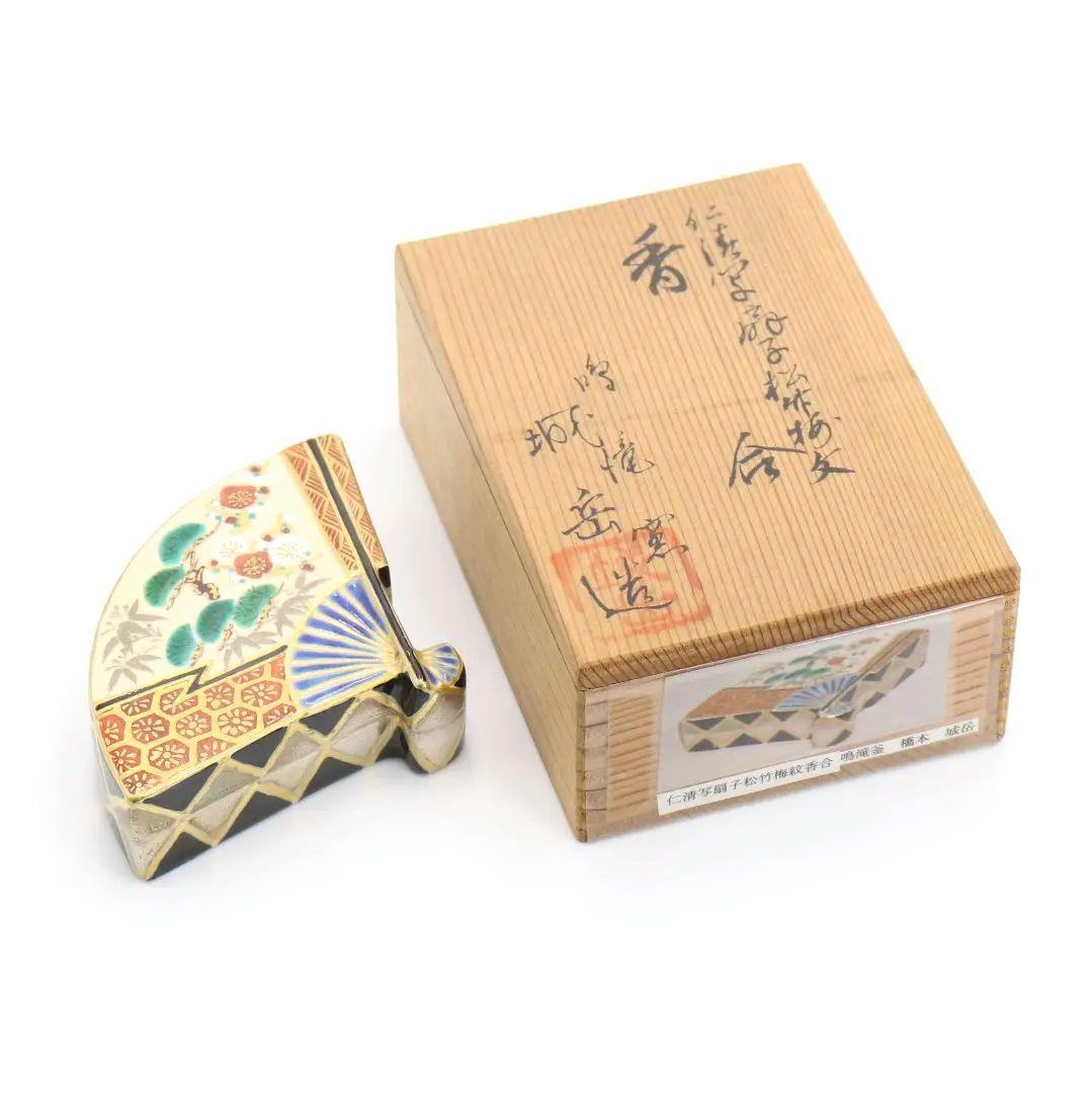 Ninsei Fan Kogo Incense Box by Hashimoto Jogaku - Pine Bamboo Plum Enamel
