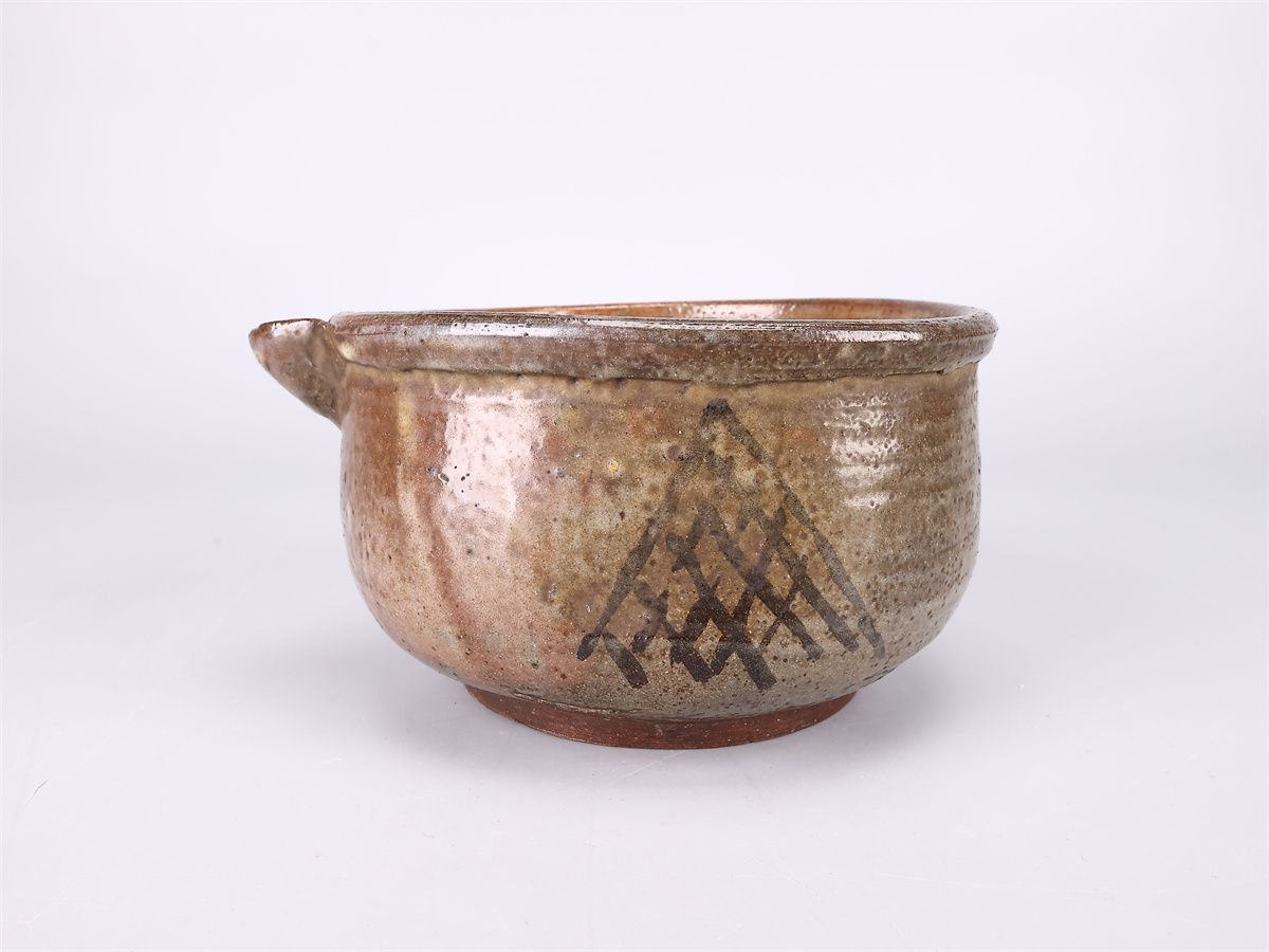 E-Karatsu Iron-Painted Katakuchi Pouring Bowl — Karatsu Stoneware with Associated Wooden Box