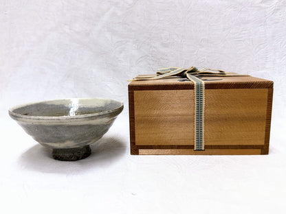 Taniguchi Osamu Chawan — Ash-Glaze Tea Bowl with Banded Slip, Signed Tomobako