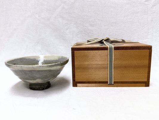 Taniguchi Osamu Chawan — Ash-Glaze Tea Bowl with Banded Slip, Signed Tomobako