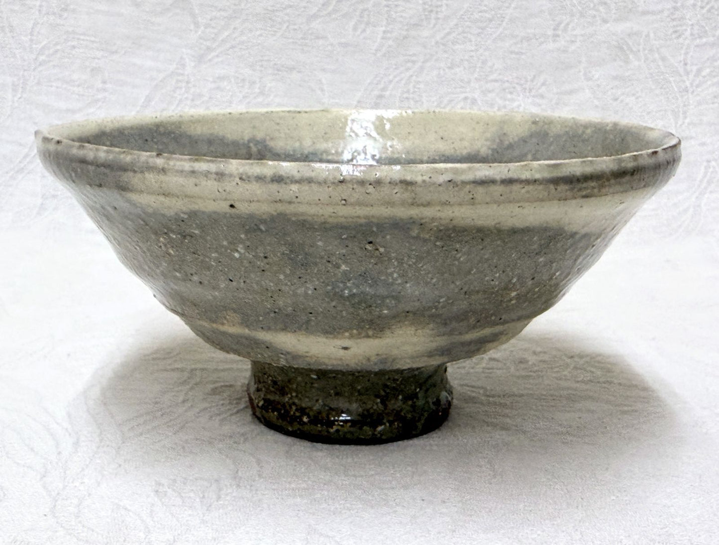 Taniguchi Osamu Chawan — Ash-Glaze Tea Bowl with Banded Slip, Signed Tomobako