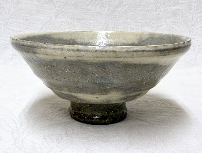 Taniguchi Osamu Chawan — Ash-Glaze Tea Bowl with Banded Slip, Signed Tomobako