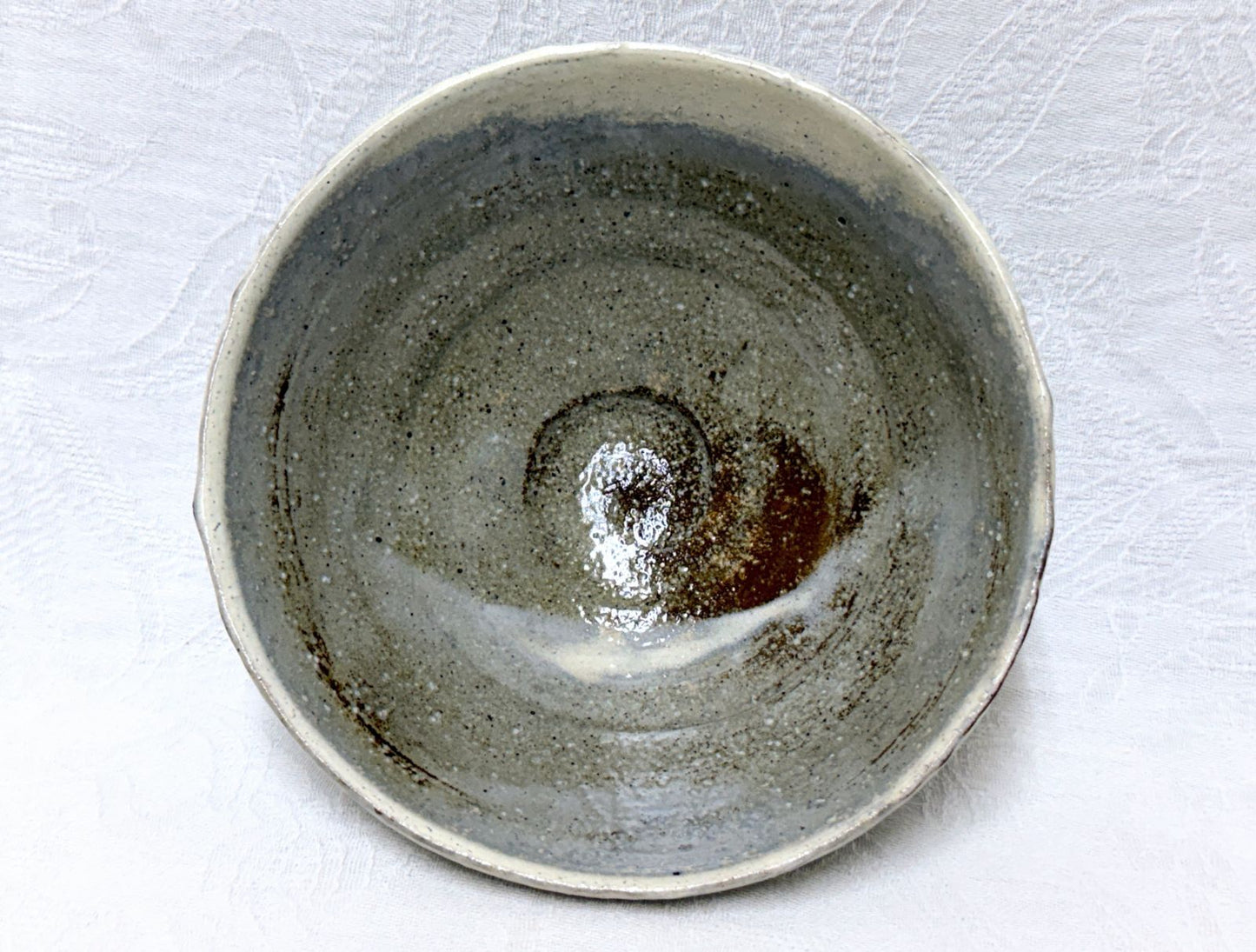 Taniguchi Osamu Chawan — Ash-Glaze Tea Bowl with Banded Slip, Signed Tomobako