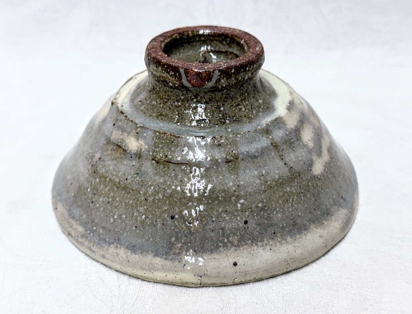 Taniguchi Osamu Chawan — Ash-Glaze Tea Bowl with Banded Slip, Signed Tomobako