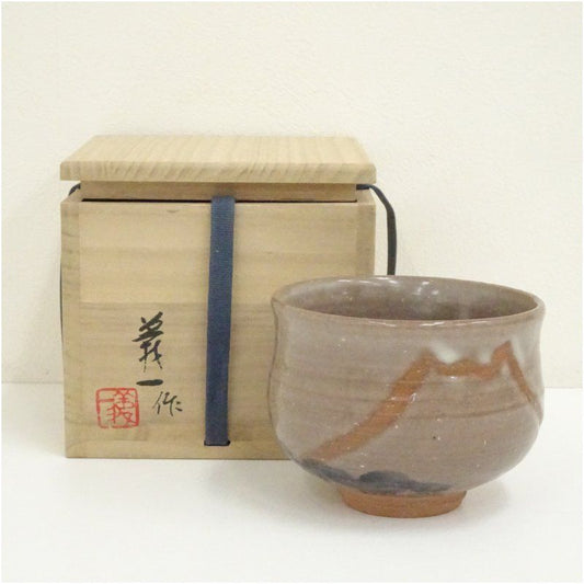 Yamazawan Tea Bowl by Shinoda Yoshikazu — Iron Mountain Motif, Signed Tomobako