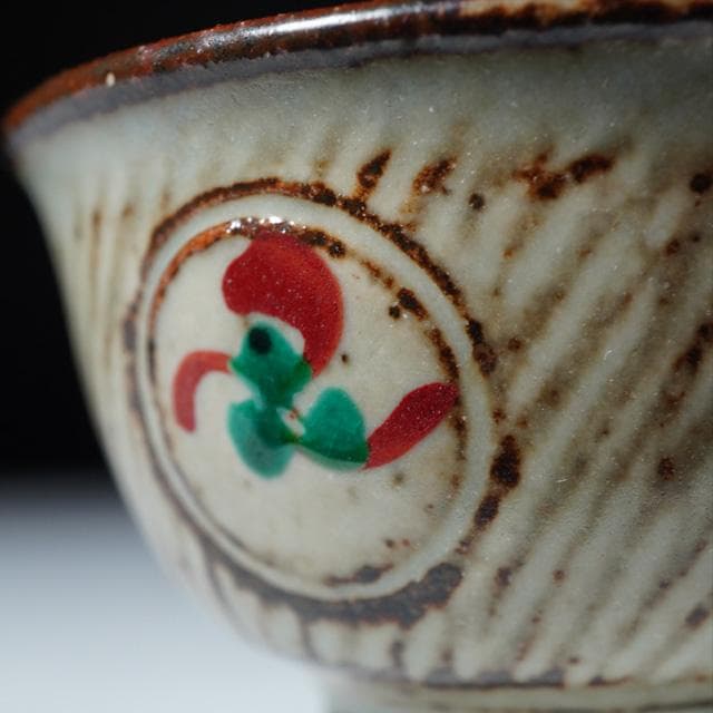 Shimaoka Tatsuzo Jōmon Zōgan Guinomi with Aka-e Floral Medallion