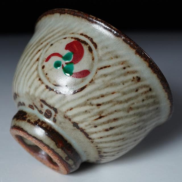 Shimaoka Tatsuzo Jōmon Zōgan Guinomi with Aka-e Floral Medallion