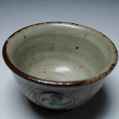 Shimaoka Tatsuzo Jōmon Zōgan Guinomi with Aka-e Floral Medallion