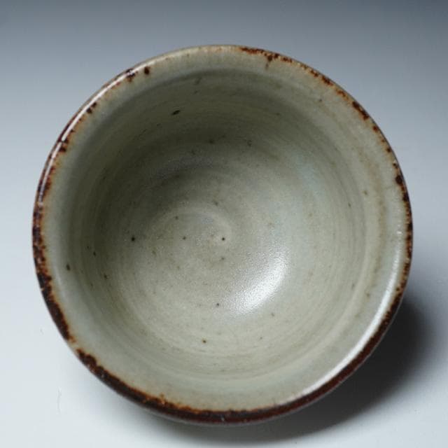 Shimaoka Tatsuzo Jōmon Zōgan Guinomi with Aka-e Floral Medallion