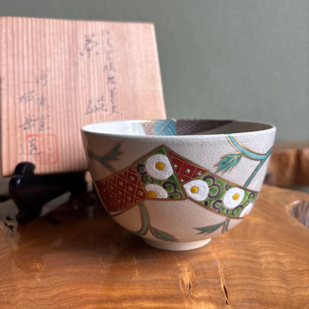 Kenzan-Style Musubi Camellia Matcha Bowl by Hashimoto Jogaku — Kyoto Polychrome Chawan with Tomobako