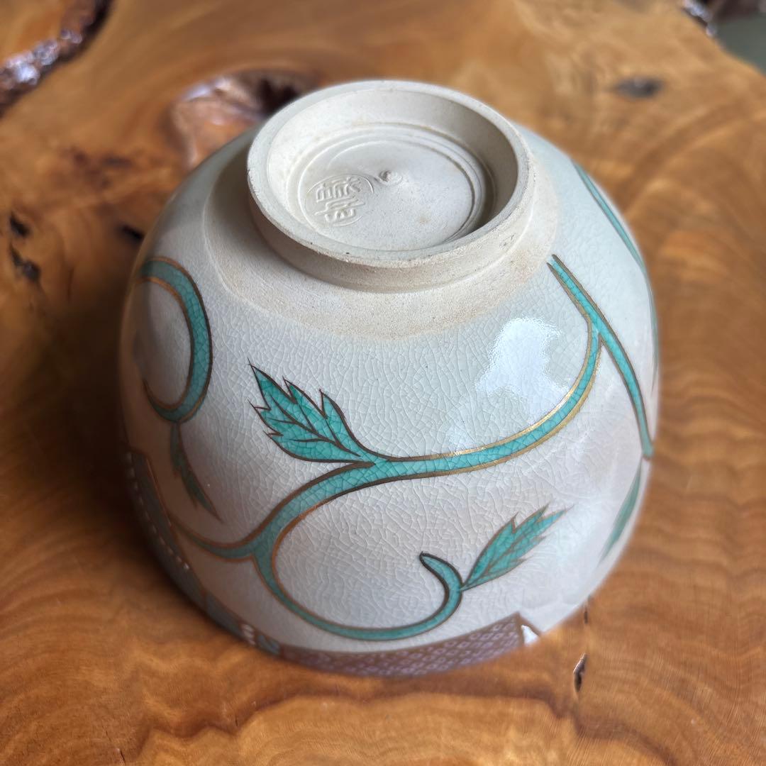 Kenzan-Style Musubi Camellia Matcha Bowl by Hashimoto Jogaku — Kyoto Polychrome Chawan with Tomobako