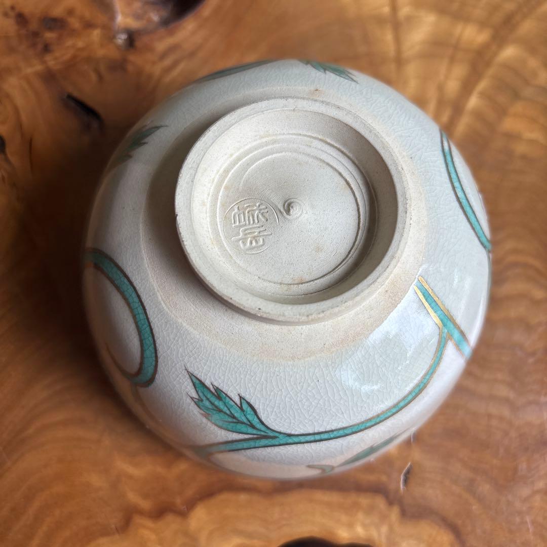 Kenzan-Style Musubi Camellia Matcha Bowl by Hashimoto Jogaku — Kyoto Polychrome Chawan with Tomobako
