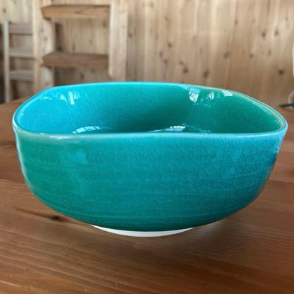 Mujin Kiln Turquoise Crackle Glaze Serving Bowl — Vivid Emerald Ceramic Vessel w/ Tomobako