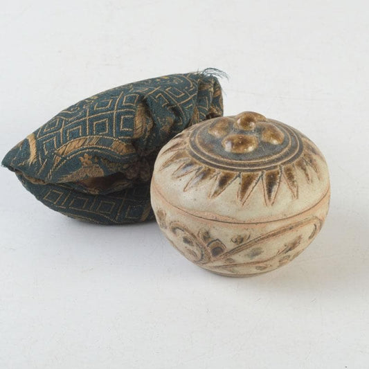 Sawankhalok Covered Box Karakusa Arabesque — Thai Ancient Ceramic Kōgō Shifuku