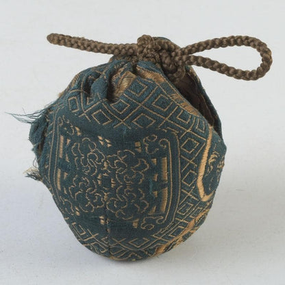 Sawankhalok Covered Box Karakusa Arabesque — Thai Ancient Ceramic Kōgō Shifuku