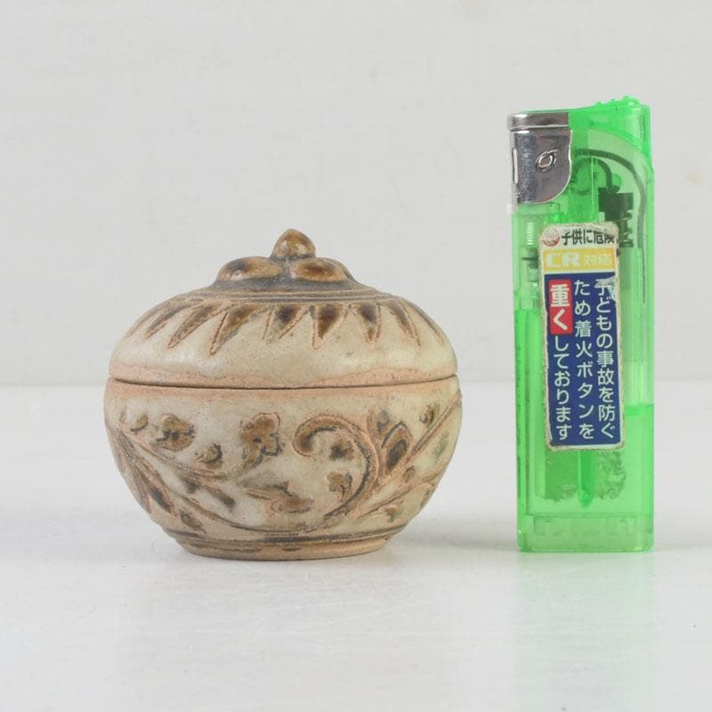 Sawankhalok Covered Box Karakusa Arabesque — Thai Ancient Ceramic Kōgō Shifuku