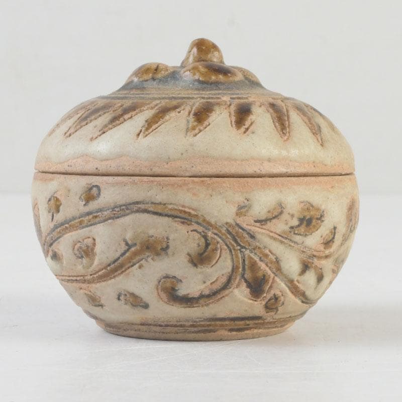 Sawankhalok Covered Box Karakusa Arabesque — Thai Ancient Ceramic Kōgō Shifuku