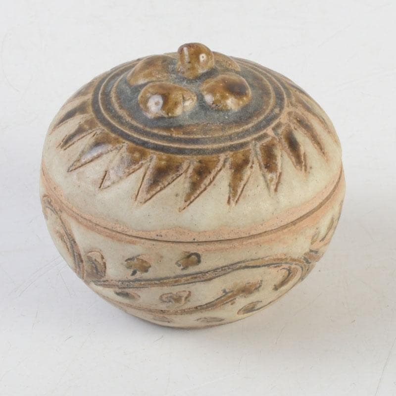 Sawankhalok Covered Box Karakusa Arabesque — Thai Ancient Ceramic Kōgō Shifuku