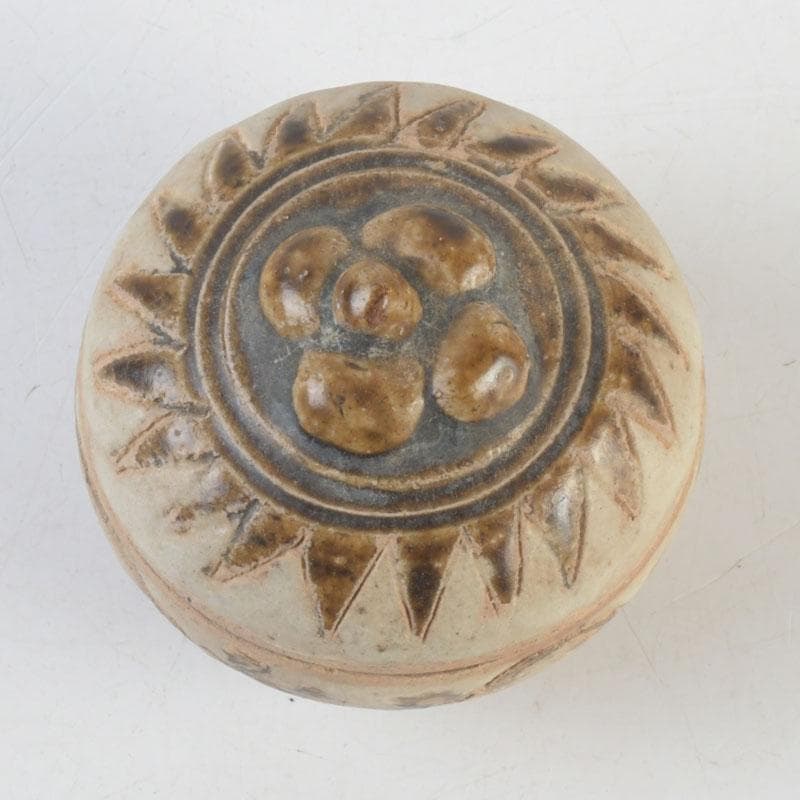 Sawankhalok Covered Box Karakusa Arabesque — Thai Ancient Ceramic Kōgō Shifuku