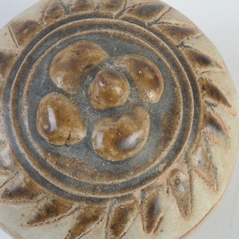 Sawankhalok Covered Box Karakusa Arabesque — Thai Ancient Ceramic Kōgō Shifuku