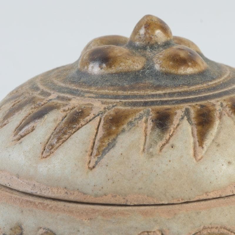 Sawankhalok Covered Box Karakusa Arabesque — Thai Ancient Ceramic Kōgō Shifuku