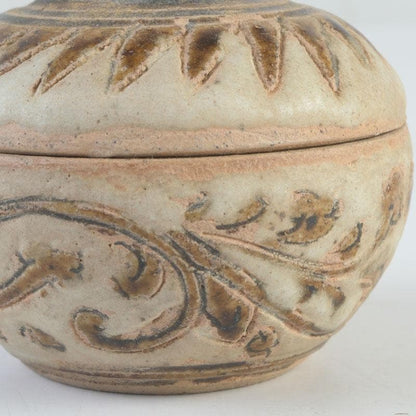 Sawankhalok Covered Box Karakusa Arabesque — Thai Ancient Ceramic Kōgō Shifuku
