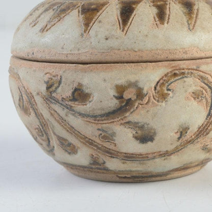 Sawankhalok Covered Box Karakusa Arabesque — Thai Ancient Ceramic Kōgō Shifuku