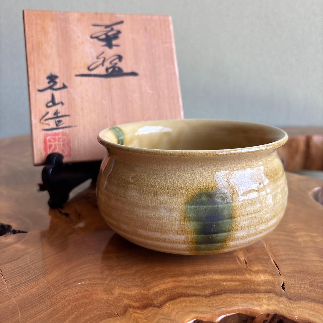 Kiseto Tea Bowl by Kozan — Kuriban Form, Tanpan Green Spots, Signed Tomobako