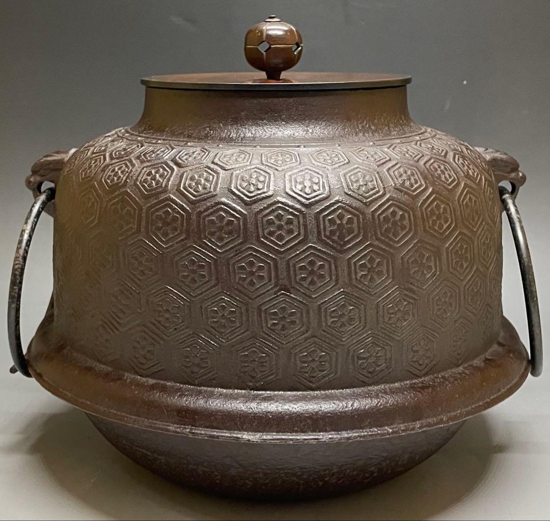 Shinnari Chagama Tea Kettle by Takahashi Keizan, Kikko Hanabishi, Signed Box