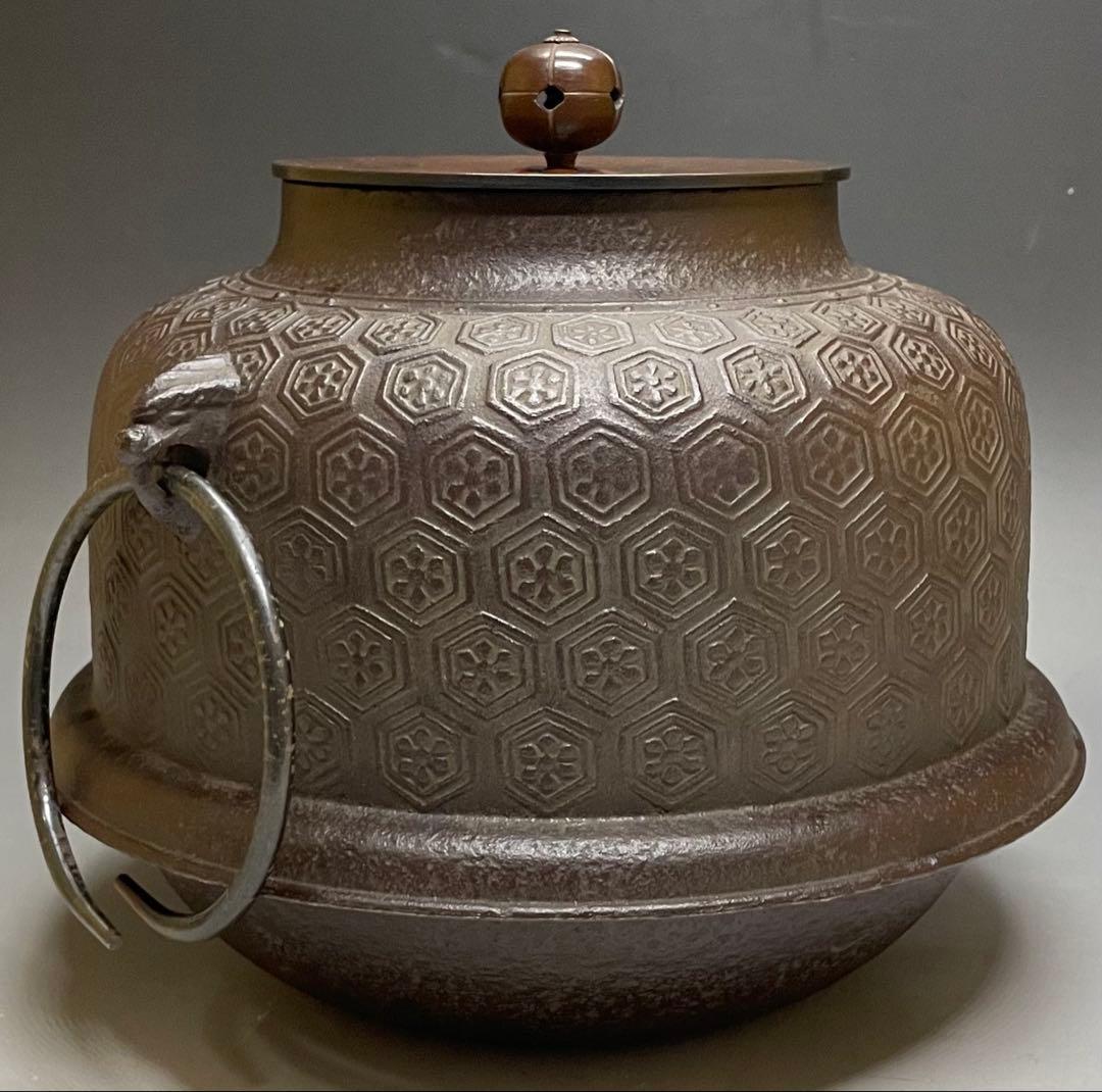 Shinnari Chagama Tea Kettle by Takahashi Keizan, Kikko Hanabishi, Signed Box