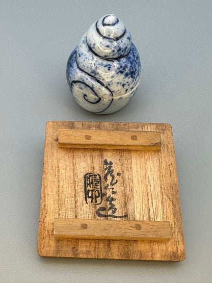 Mashimizu Zoroku Fukizumi Shell Kogo — Porcelain Incense Container