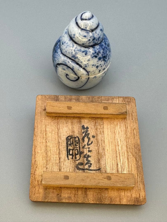 Mashimizu Zoroku Fukizumi Shell Kogo — Porcelain Incense Container
