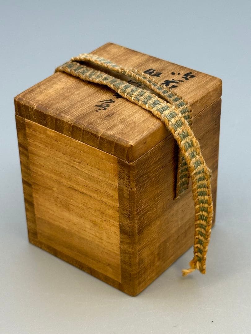 Mashimizu Zoroku Fukizumi Shell Kogo — Porcelain Incense Container