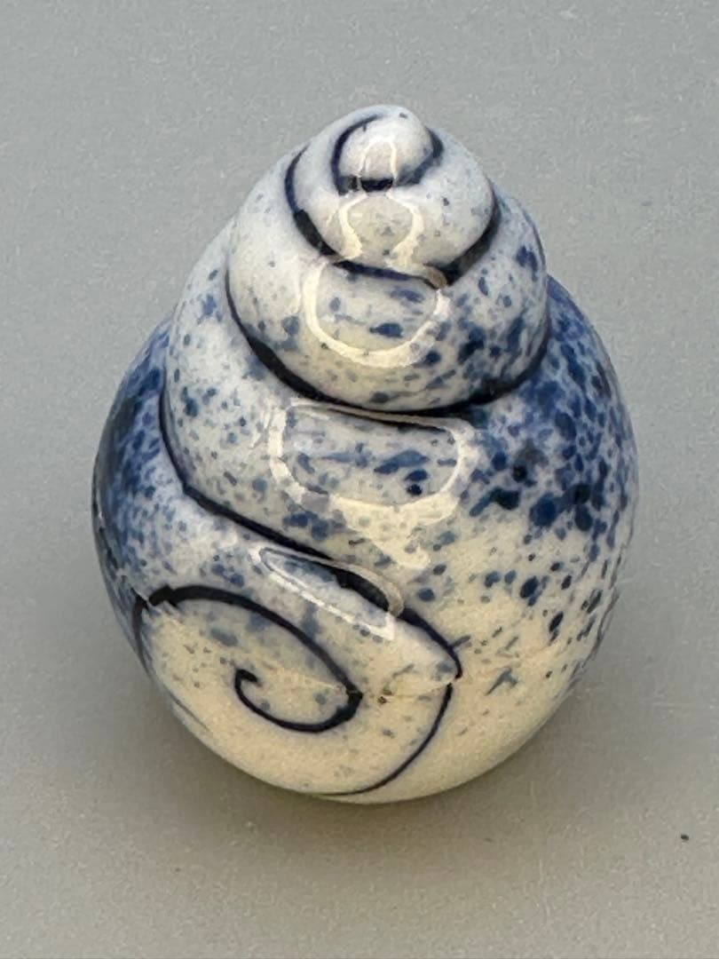 Mashimizu Zoroku Fukizumi Shell Kogo — Porcelain Incense Container