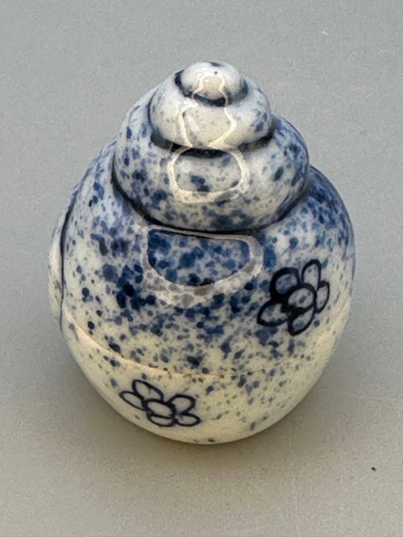 Mashimizu Zoroku Fukizumi Shell Kogo — Porcelain Incense Container