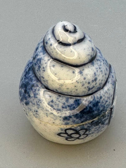 Mashimizu Zoroku Fukizumi Shell Kogo — Porcelain Incense Container