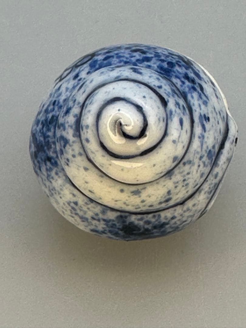 Mashimizu Zoroku Fukizumi Shell Kogo — Porcelain Incense Container