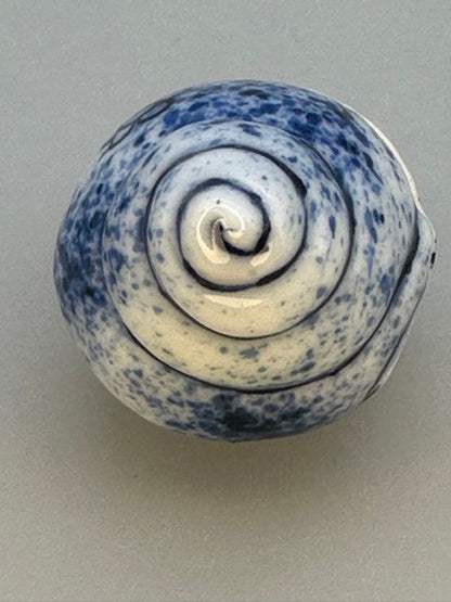 Mashimizu Zoroku Fukizumi Shell Kogo — Porcelain Incense Container