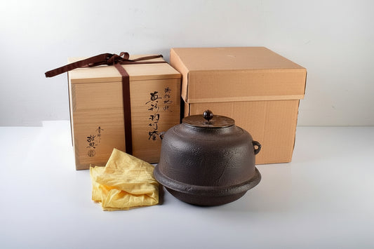 Shinnari Hane Chagama by Living National Treasure Takahashi Keitei - Hamamatsu Pine Pattern