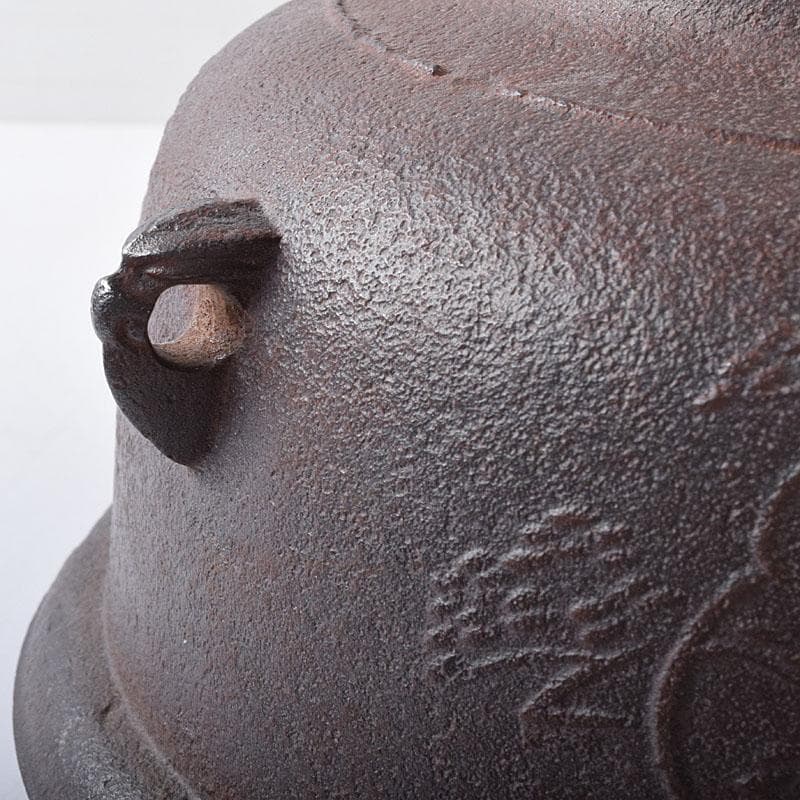 Shinnari Hane Chagama by Living National Treasure Takahashi Keitei - Hamamatsu Pine Pattern