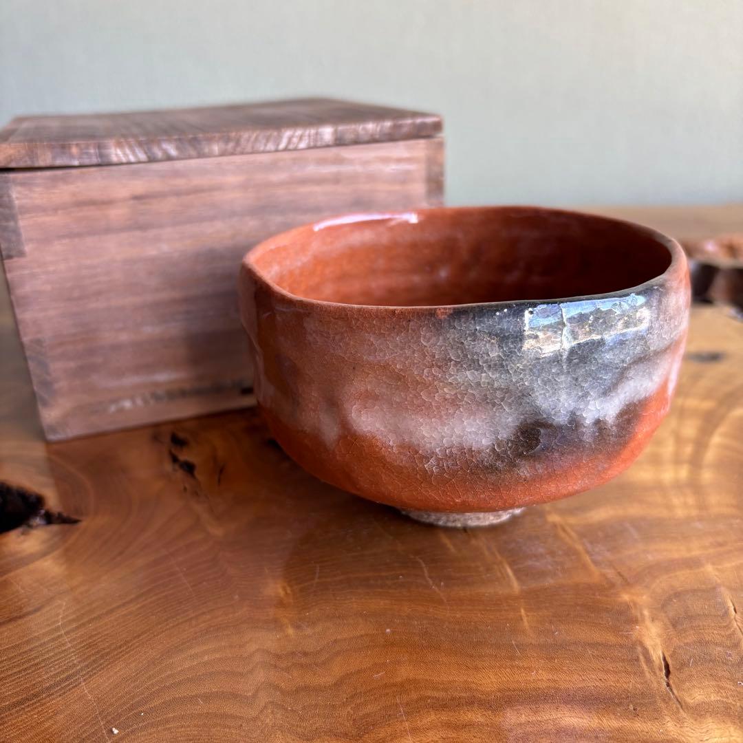 Tamamogama Kiln Red Raku Tea Bowl — Kyoto Ware with Black Glaze Contrast, Wooden Box