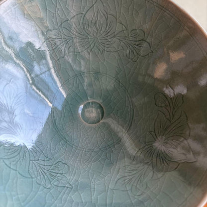 Korean Celadon Tea Bowl Toho Kiln — Goryeo Sanggam Inlay Lotus Crane Chawan w/ Tomobako