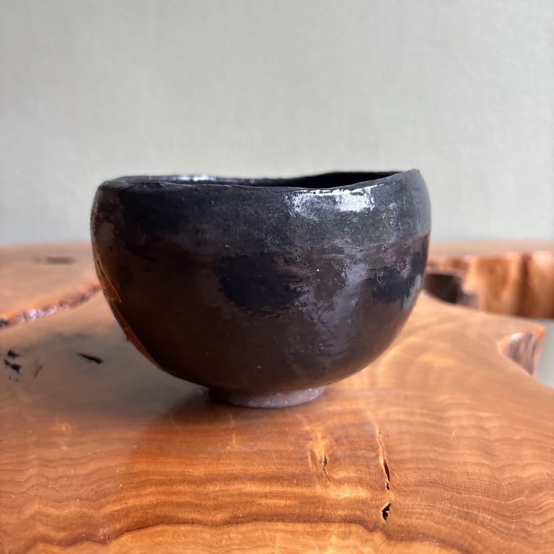 Black Stoneware Matcha Bowl by Toan — Hand-Painted Amber Crest Motif, Signed Box