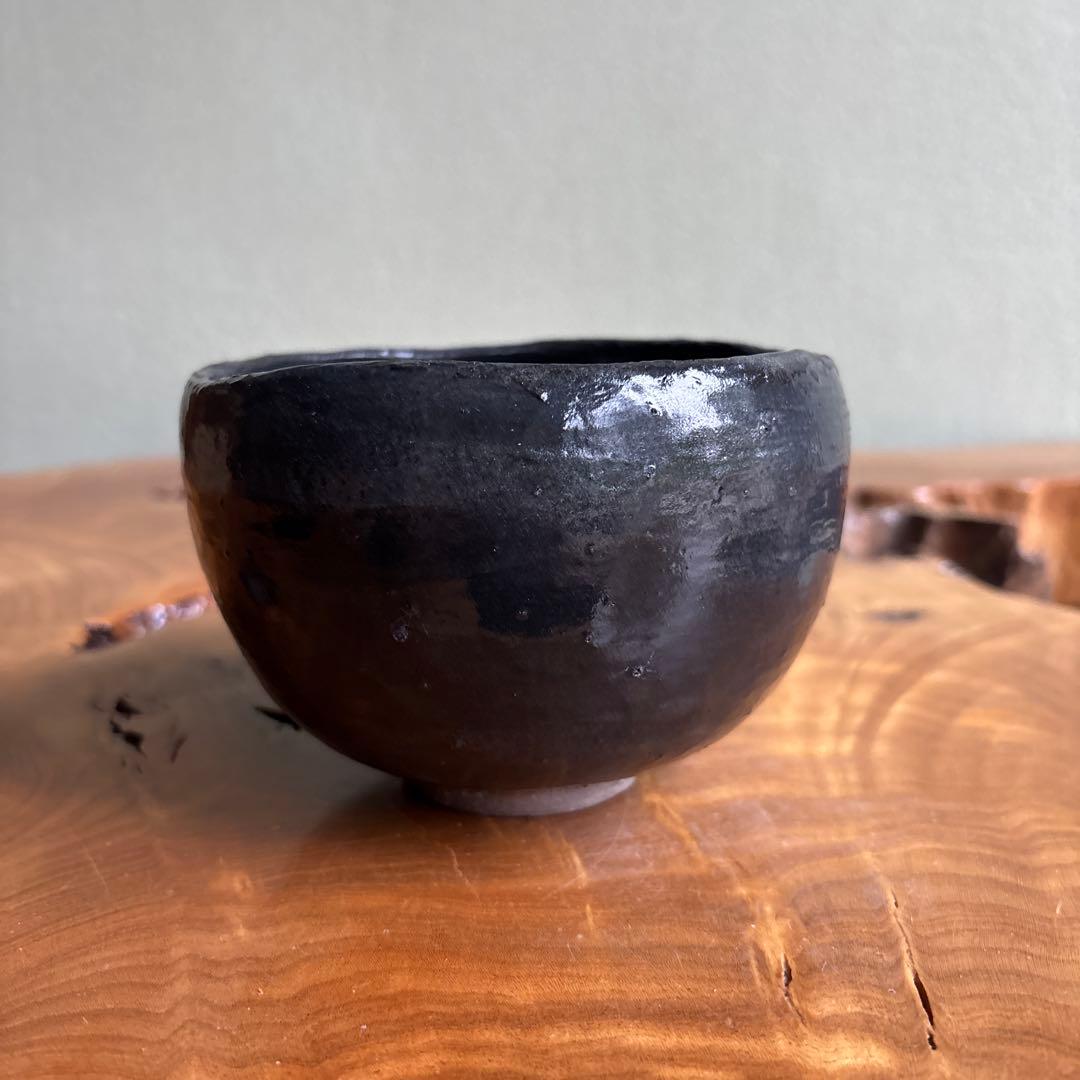 Black Stoneware Matcha Bowl by Toan — Hand-Painted Amber Crest Motif, Signed Box