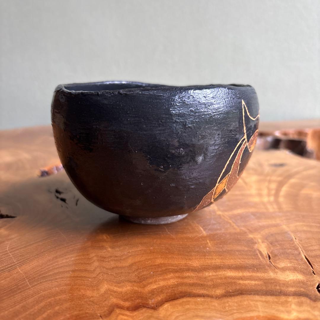 Black Stoneware Matcha Bowl by Toan — Hand-Painted Amber Crest Motif, Signed Box